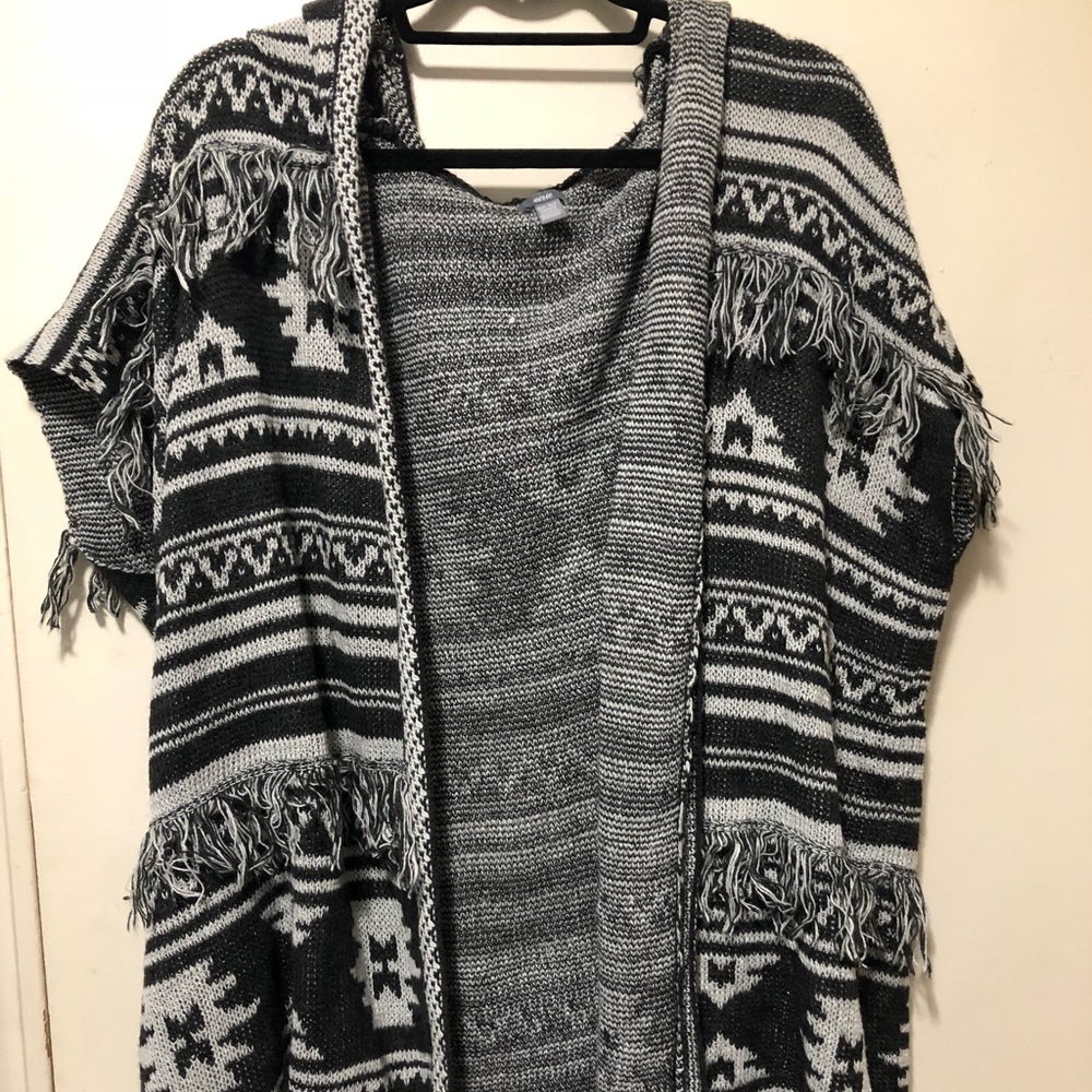 DETAILED OVERSIZED CARDIGAN